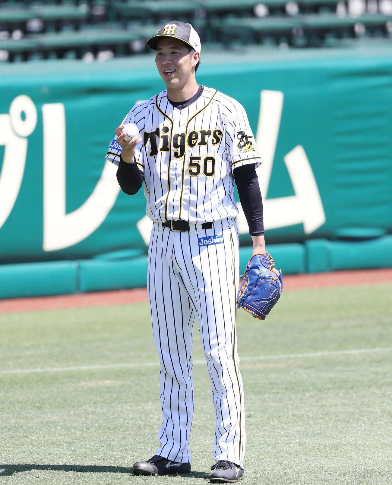 練習中、笑顔を見せる阪神青柳（撮影・前田充）