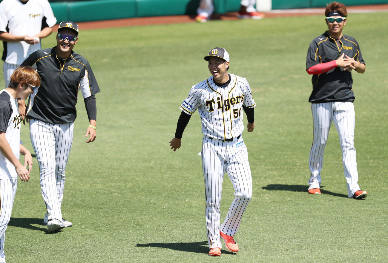 笑顔でウオーミングアップを行う、左から阪神飯田、秋山、青柳、西勇（撮影・前田充）
