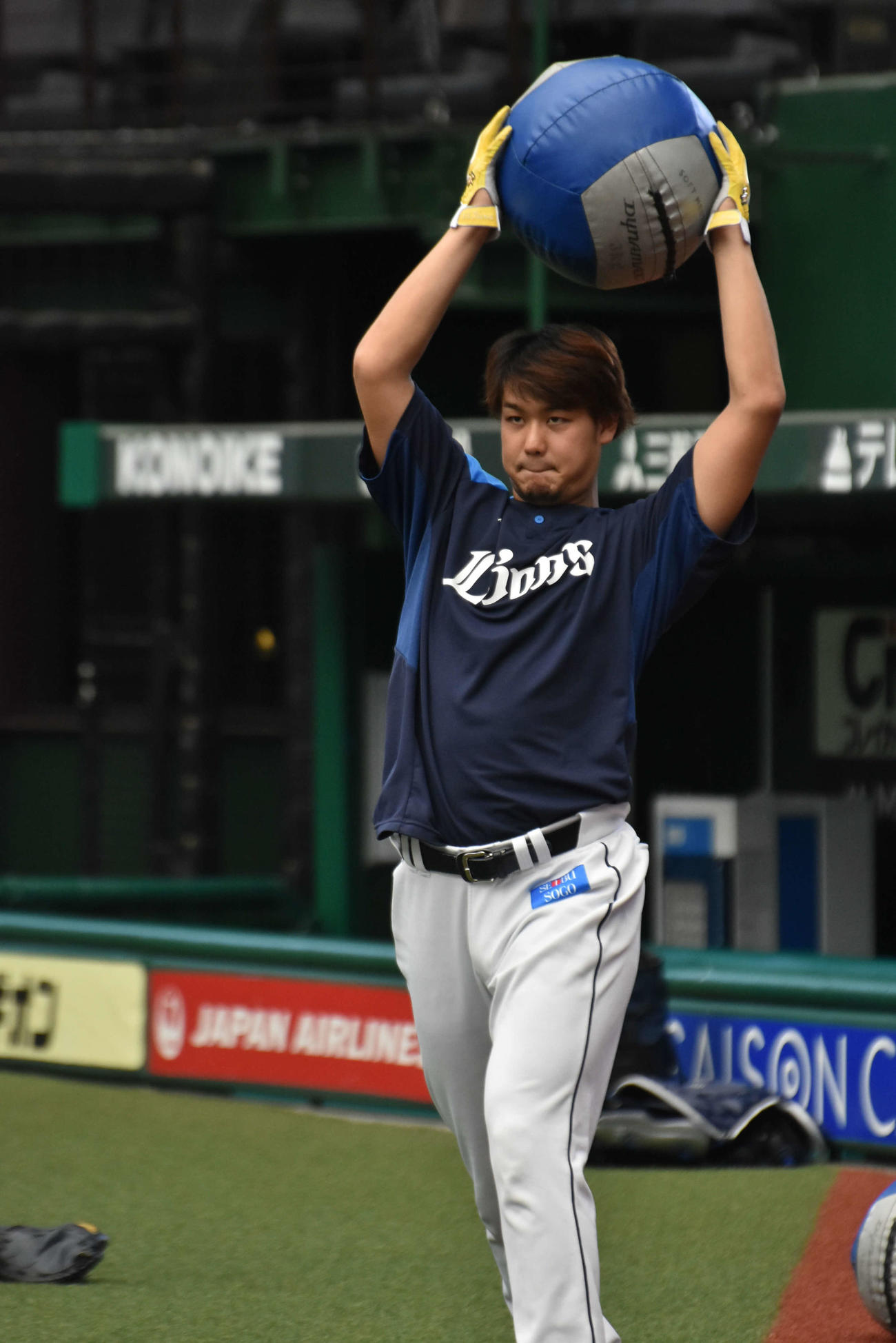 体幹トレーニングを行う西武高橋光（球団提供）