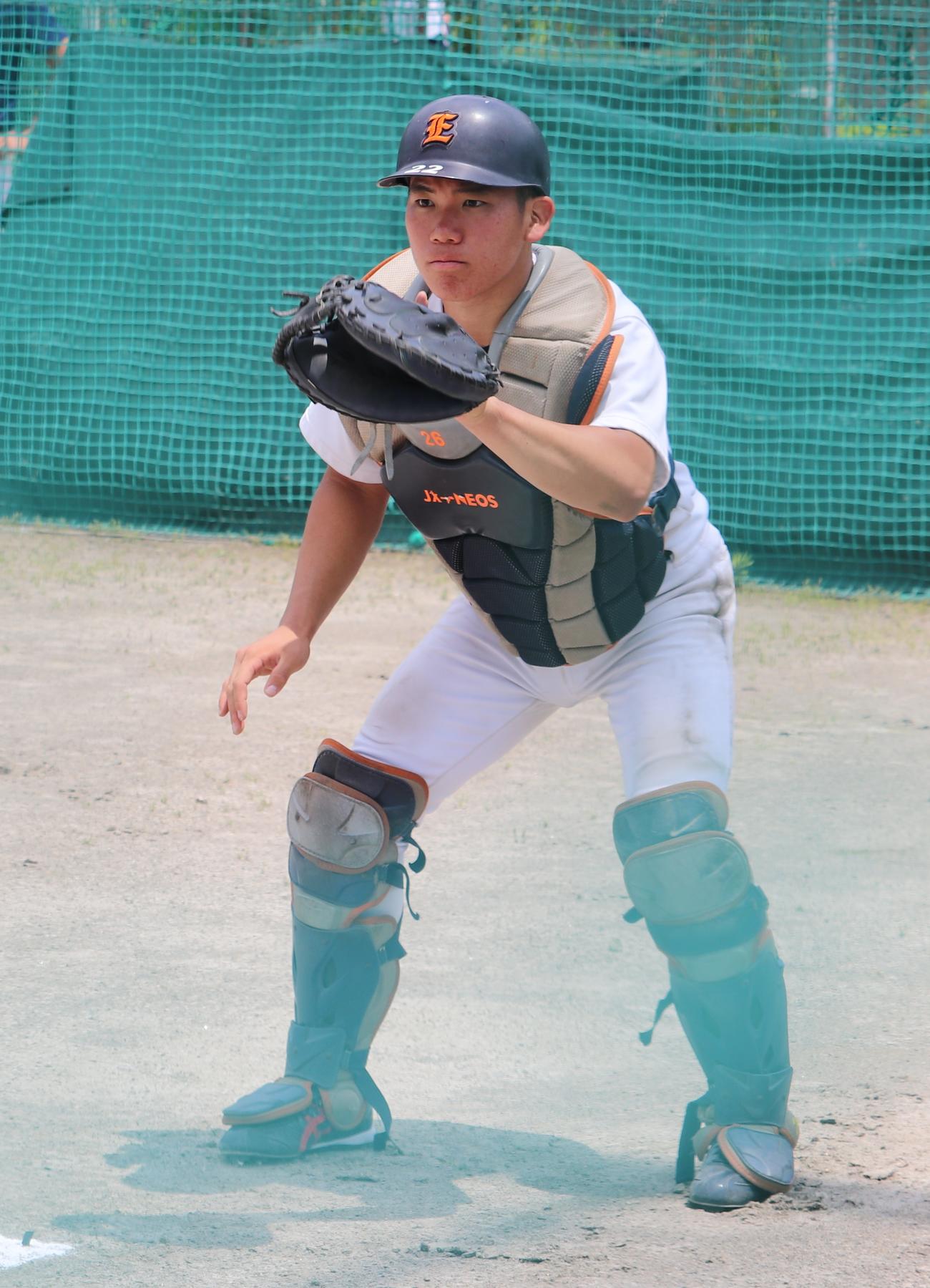ブルペンで投球を受ける慶大・善波（撮影・古川真弥）