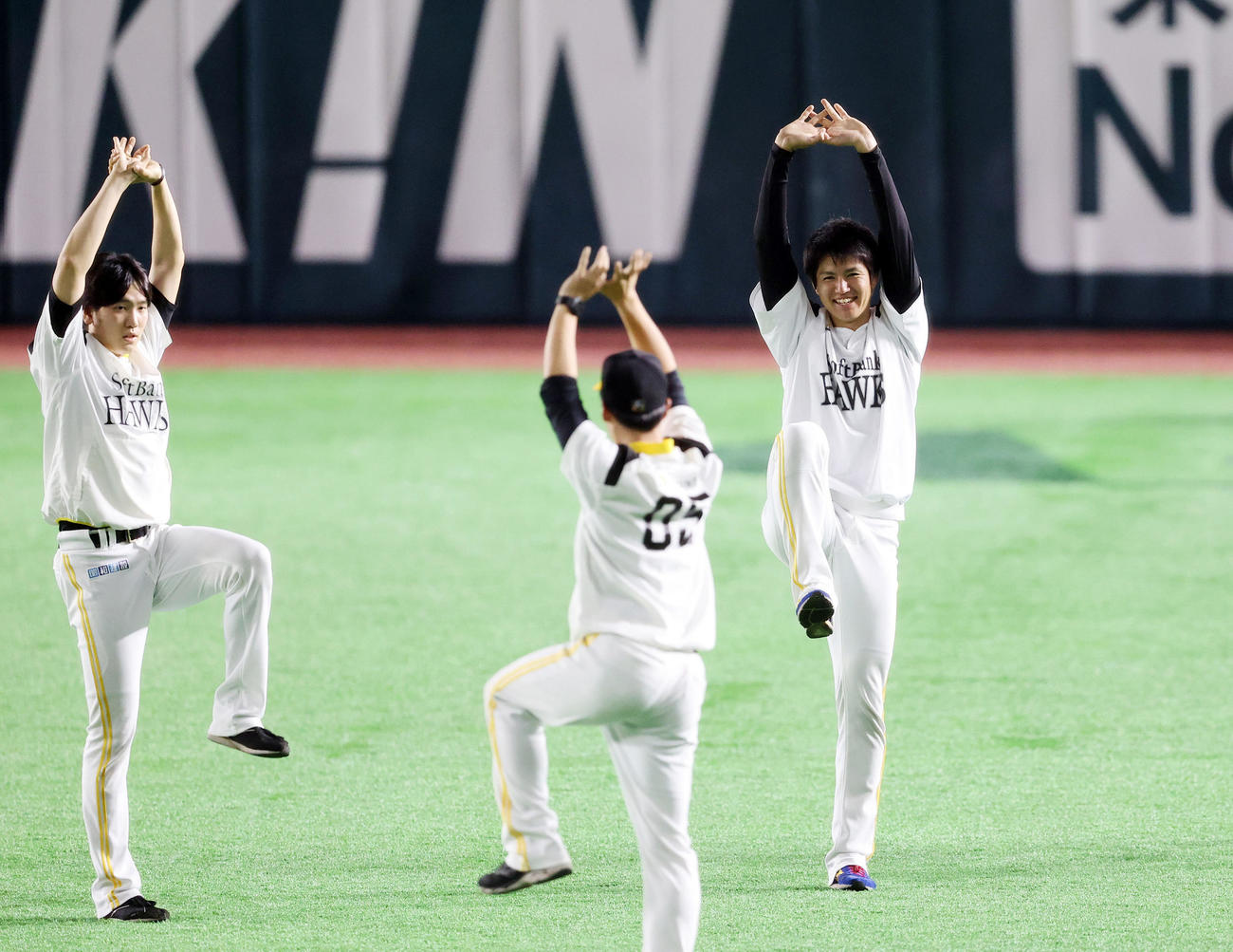 ソフトバンク情報　笑顔でトレーニングに励む高橋礼（右）。左は石川柊太（代表撮影）