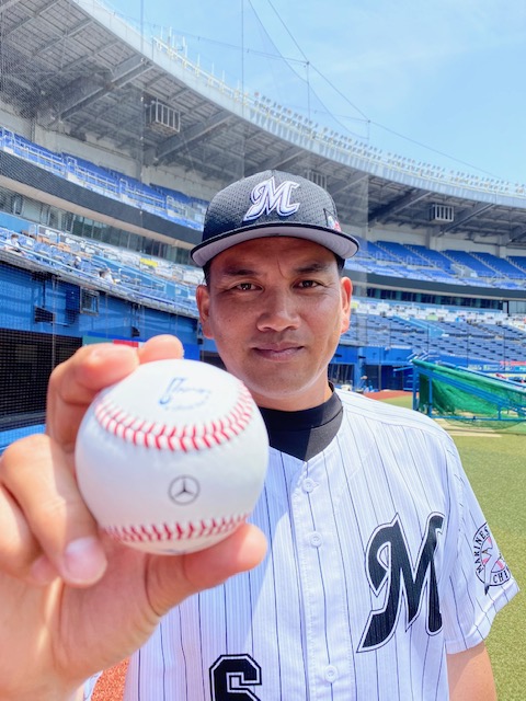 ベンツマークの試合球とロッテ井口監督（球団提供）