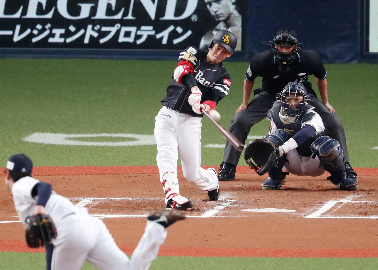 オリックス対ソフトバンク　6回表ソフトバンク1死、右越え本塁打を放つ栗原（2020年6月4日撮影）