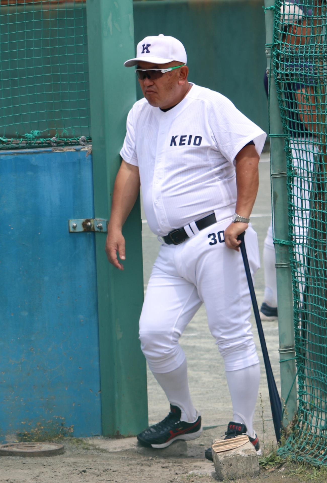 投手陣のブルペン投球を見守る慶大・堀井監督（撮影・古川真弥）