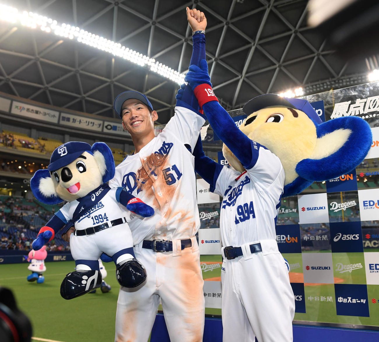 ヒーローインタビューでドアラの祝福を受ける京田陽太（2017年8月29日撮影）
