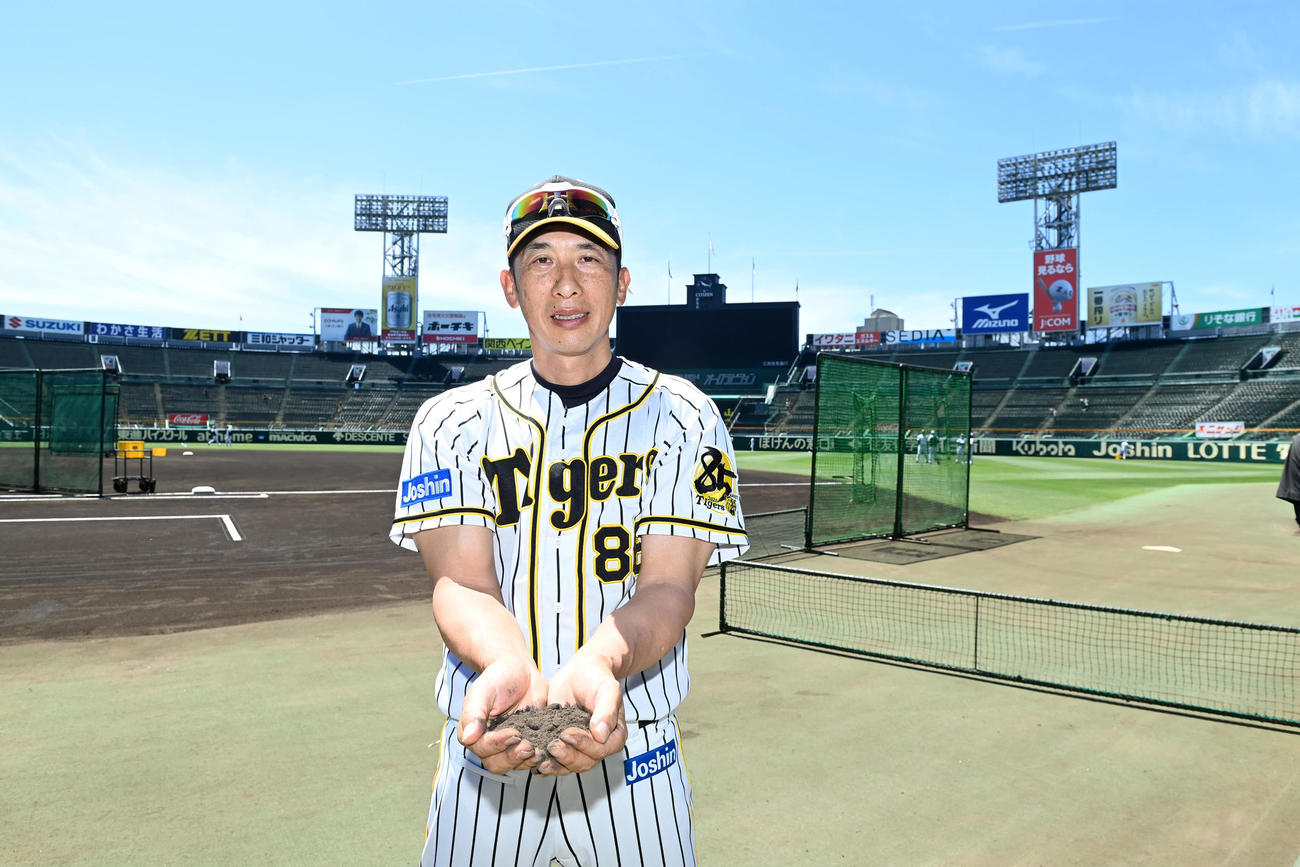 高校球児へ渡すため、甲子園の土を集めた矢野監督（代表撮影）