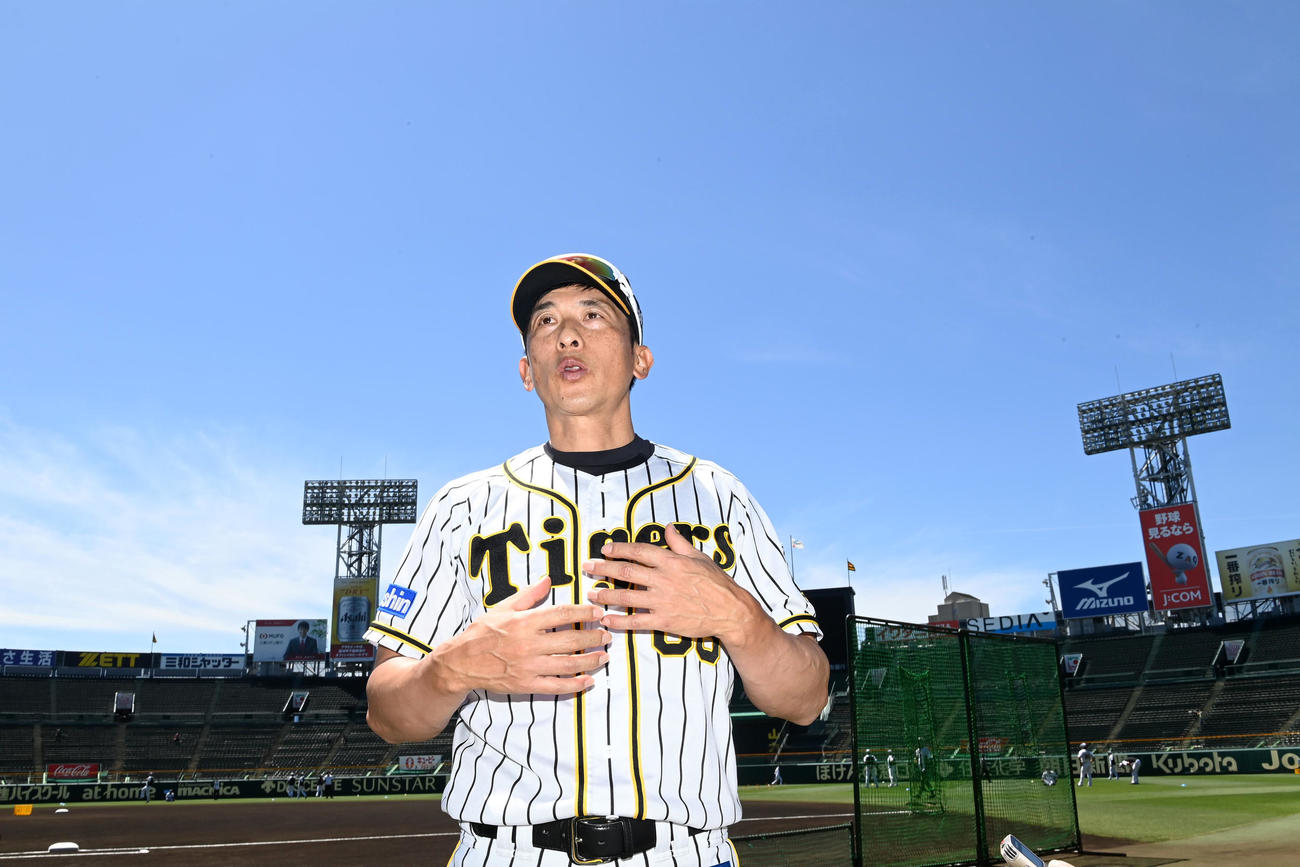 高校球児のため甲子園の砂を集め、メッセージを送った矢野監督（代表撮影）