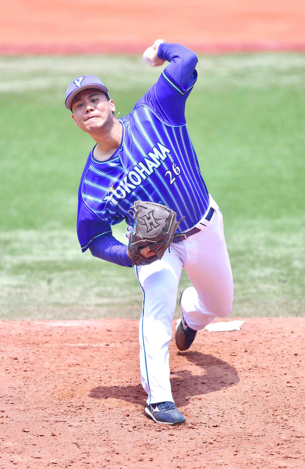 横浜スタジアムのマウンドで投球練習するDeNA浜口（撮影・小沢裕）