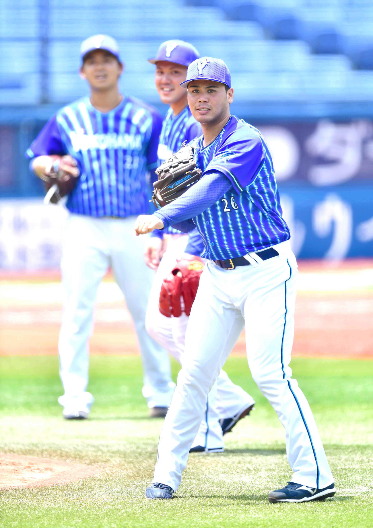 横浜スタジアムで調整するDeNA浜口。後方左から今永、中川（撮影・小沢裕）