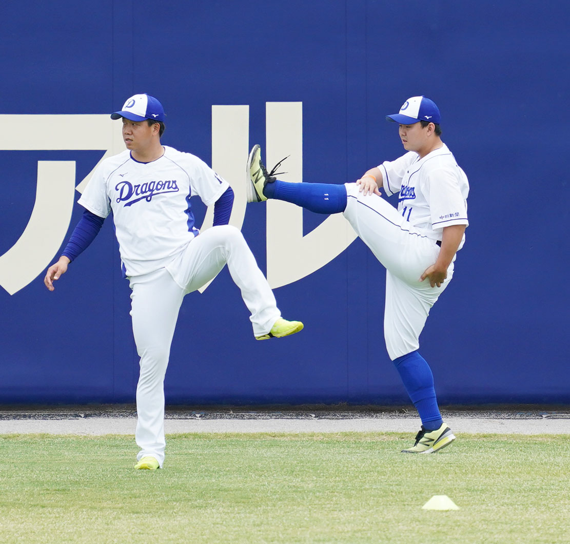 ウオームアップする柳（左）と小笠原（撮影・森本幸一）