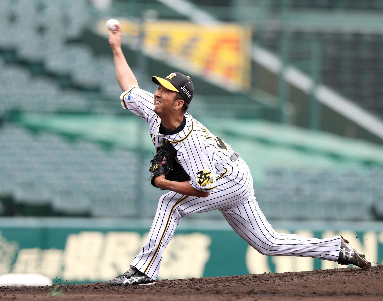 3日、広島戦に2番手で登板した藤川（2020年6月3日撮影）