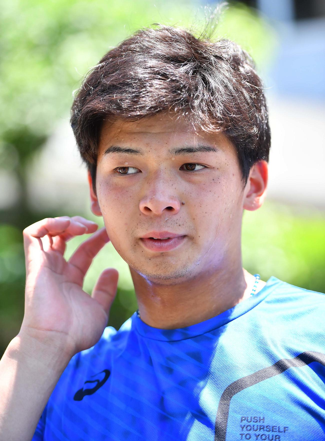 室内でも打撃練習を終え取材に応じる阪神井上広大（撮影・上田博志）