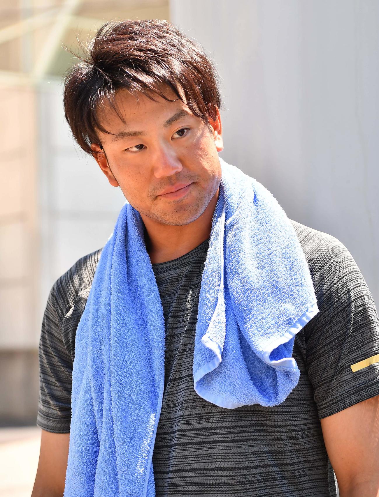 トレーニング後、取材に応える阪神中谷将大（撮影・上田博志）