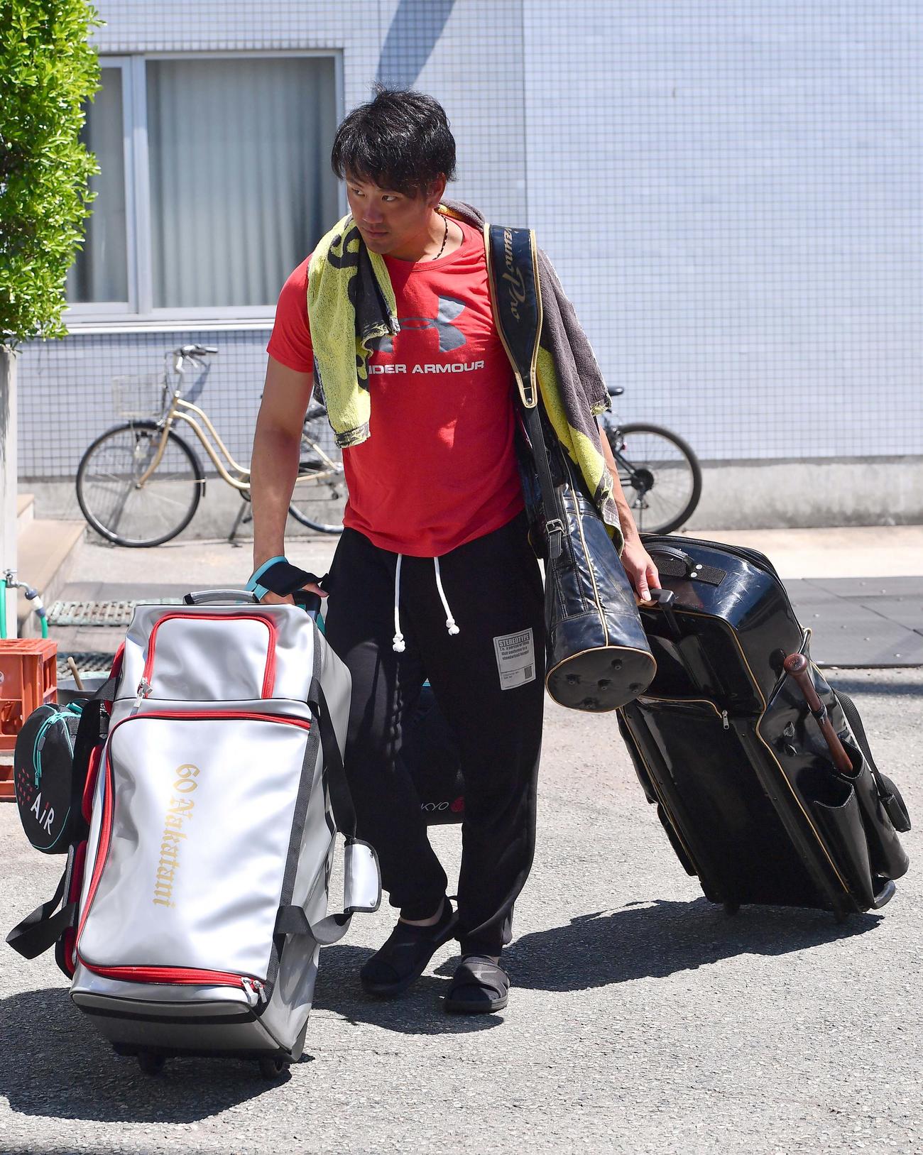 大量の荷物をバスに積み込む阪神中谷将大（撮影・上田博志）