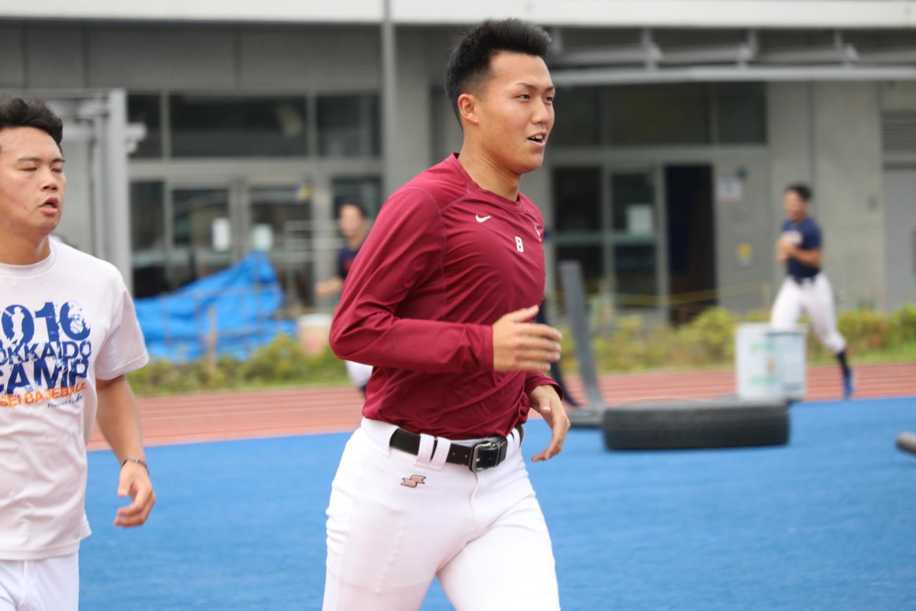 ランニングを行う法大・中村（右）（法大野球部提供）