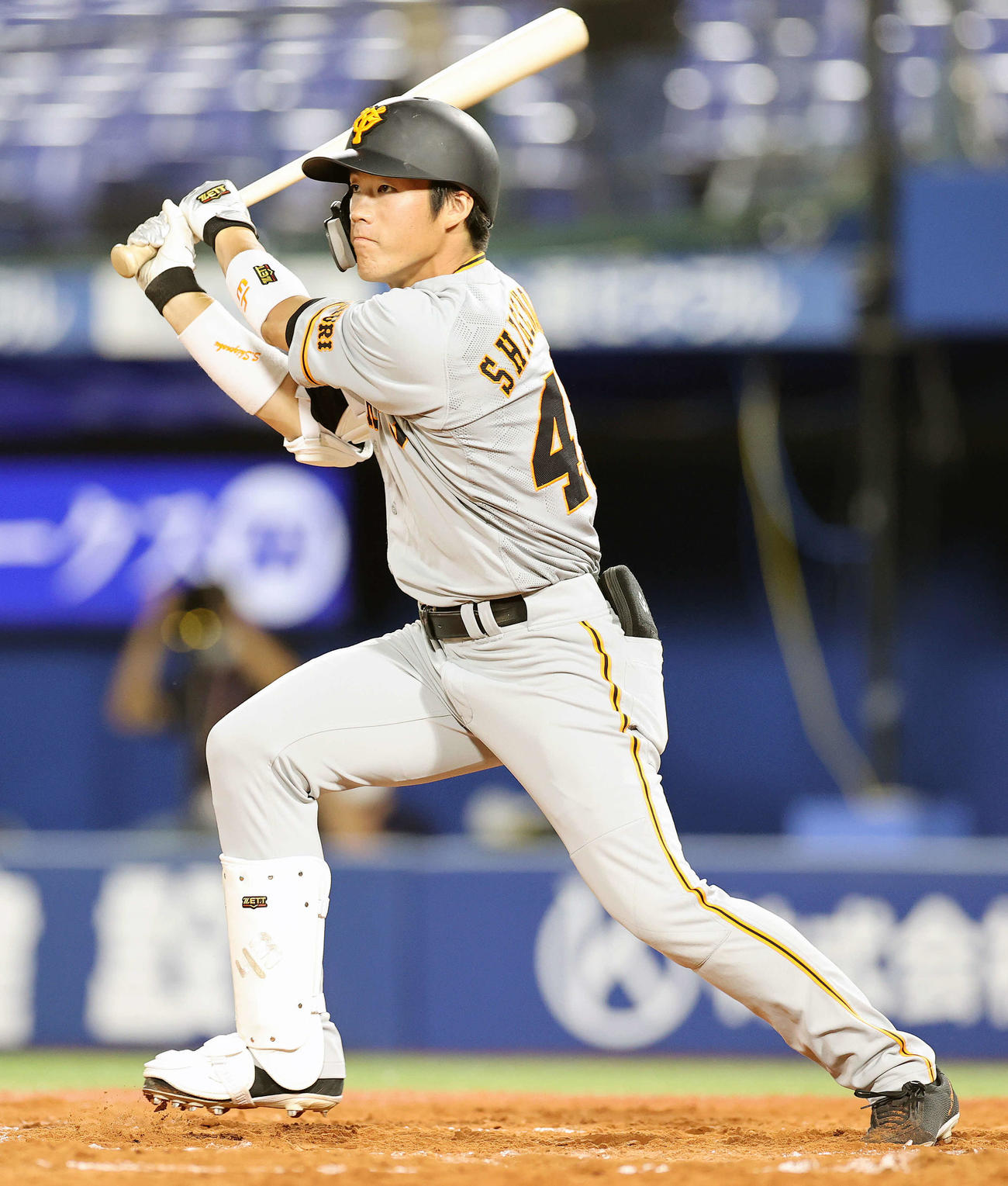 DeNA対巨人　7回表巨人1死二塁、左翼線に適時二塁打を放つ重信（撮影・河野匠）