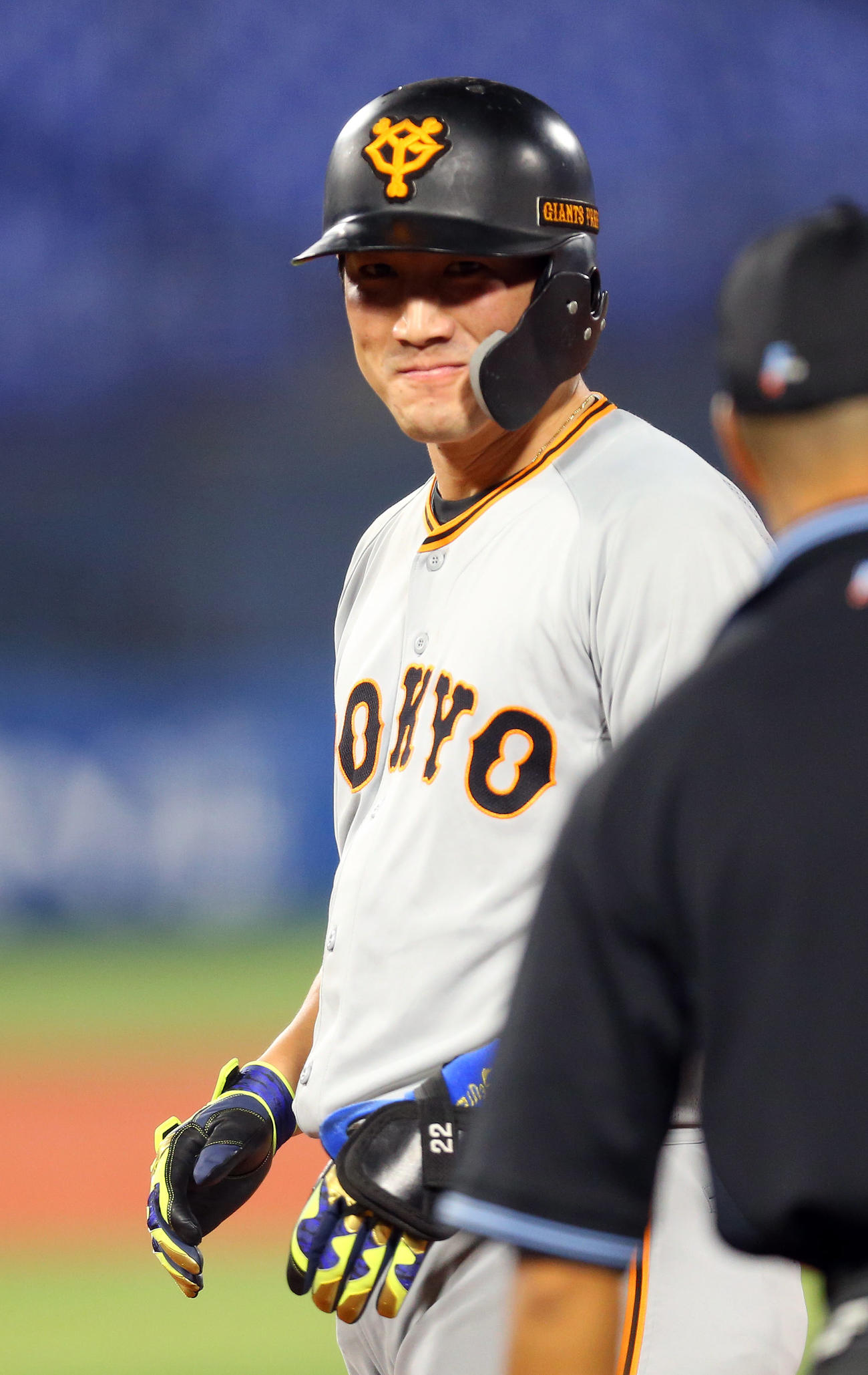 DeNA対巨人　7回表巨人2死一、三塁、右翼線にしぶとく適時打を放ち、にやりとする小林（撮影・大野祥一）