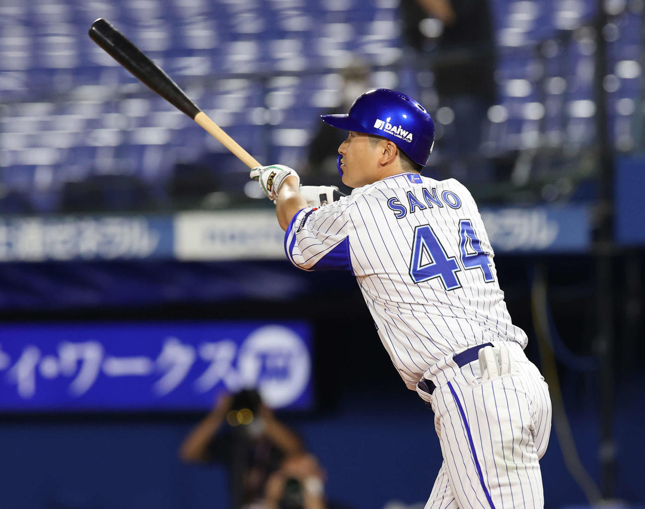 DeNA対巨人　8回裏DeNA無死一、二塁、中越え3点本塁打を放つ佐野（撮影・河野匠）