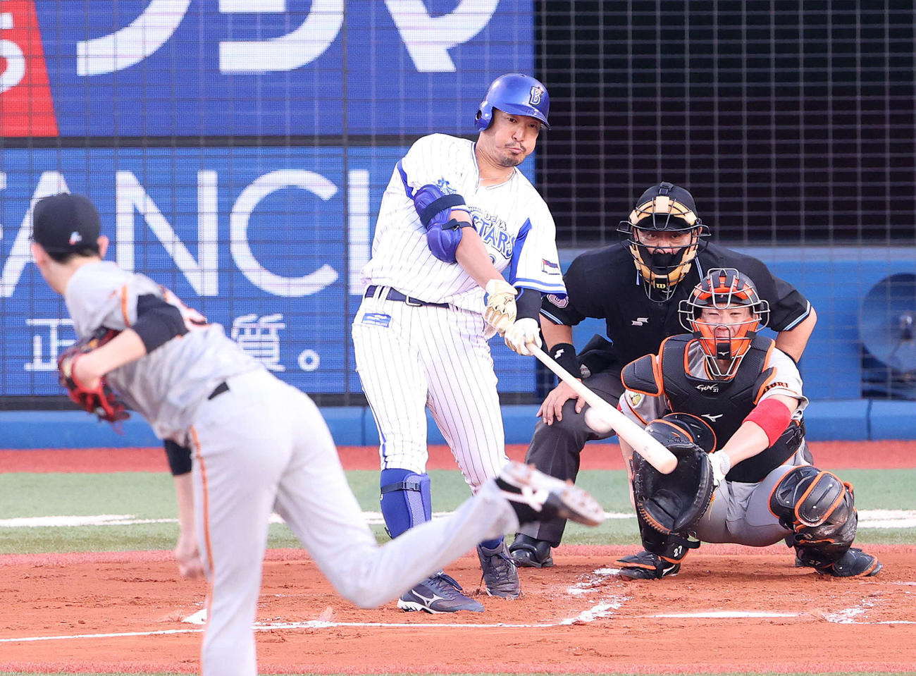 DeNA対巨人　1回裏DeNA無死、先制ソロ本塁打を右越えに放つ梶谷（撮影・江口和貴）