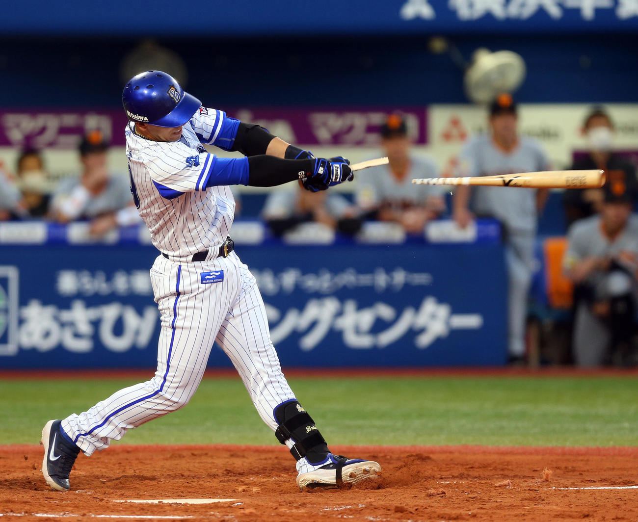 DeNA対巨人　3回裏DeNA2死、バットを折りながら左前打を放つソト（撮影・大野祥一）