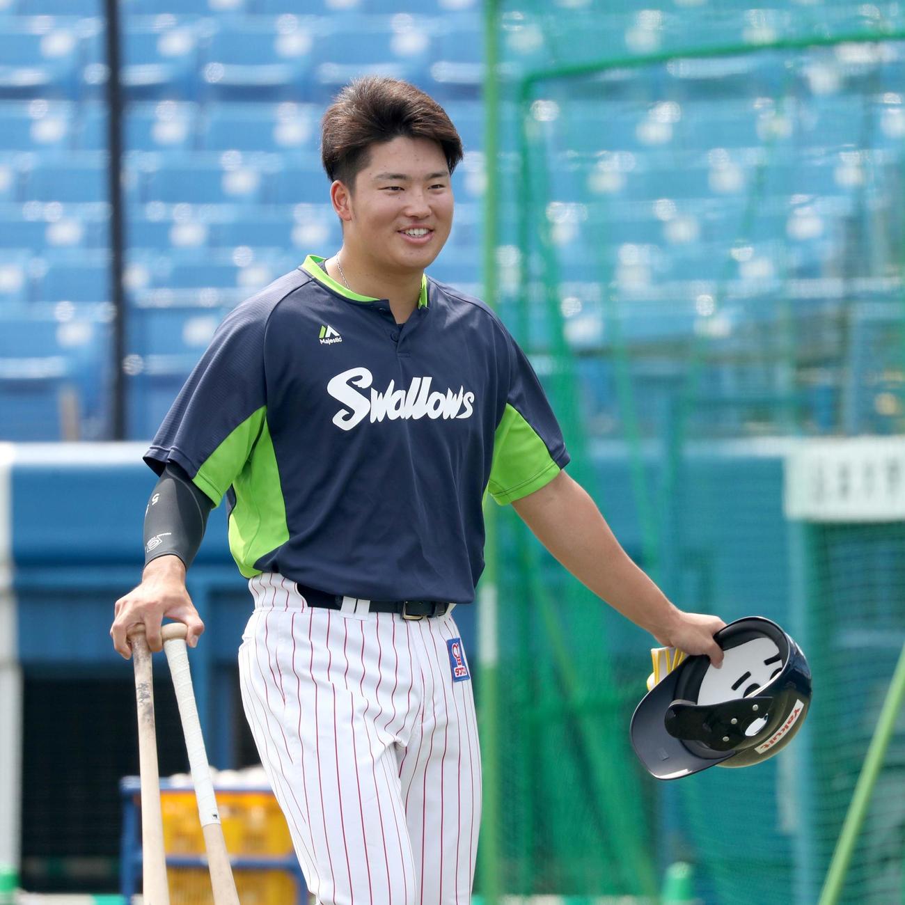 ヤクルト対日本ハム　試合中、笑顔を見せるヤクルト村上（撮影・佐藤翔太）