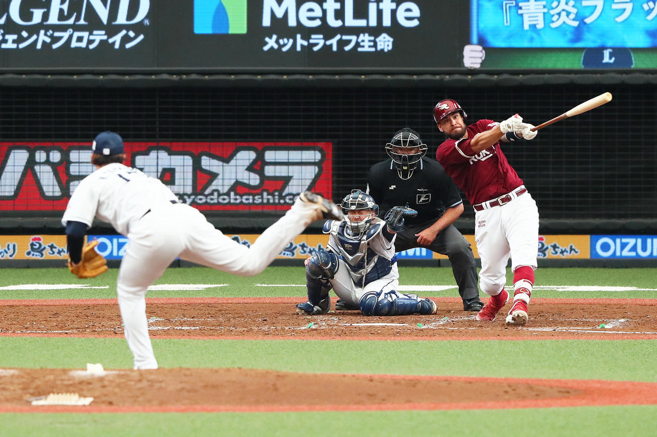 西武対楽天　4回表楽天2死二塁、左越え2点本塁打を放つロメロ。投手高橋光（撮影・足立雅史）
