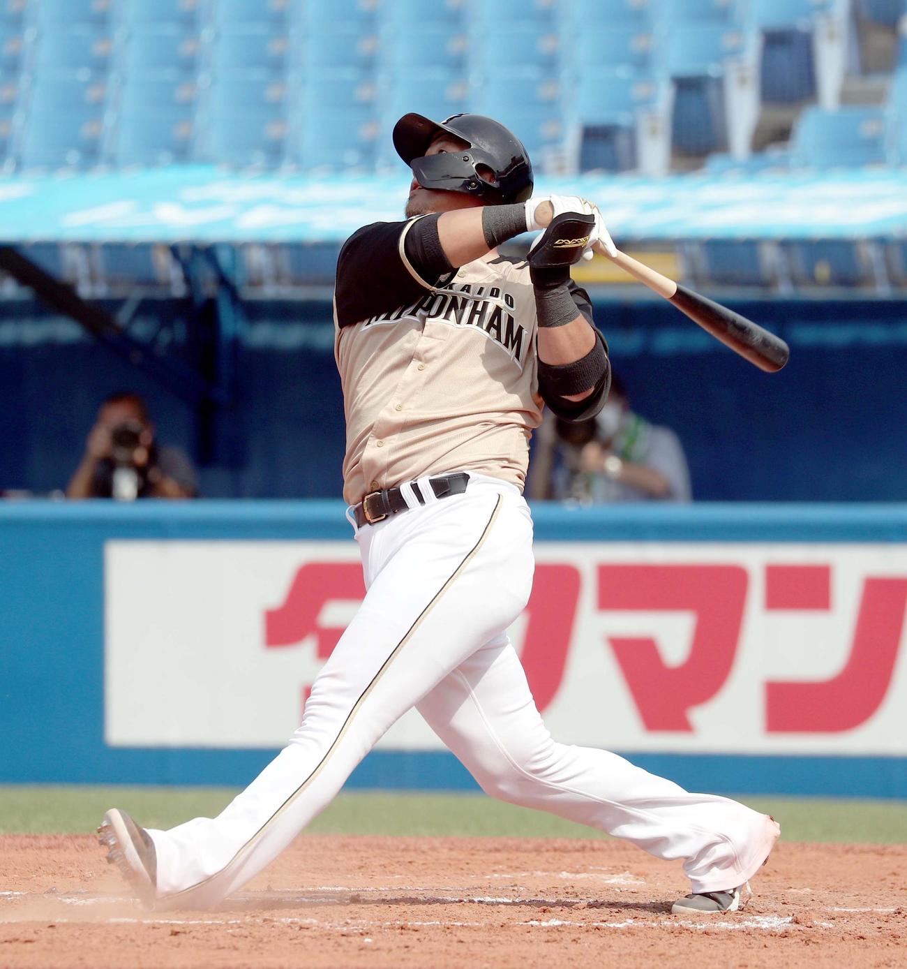 ヤクルト対日本ハム　7回表日本ハム無死一塁、中田は左越え2点本塁打を放つ（撮影・佐藤翔太）