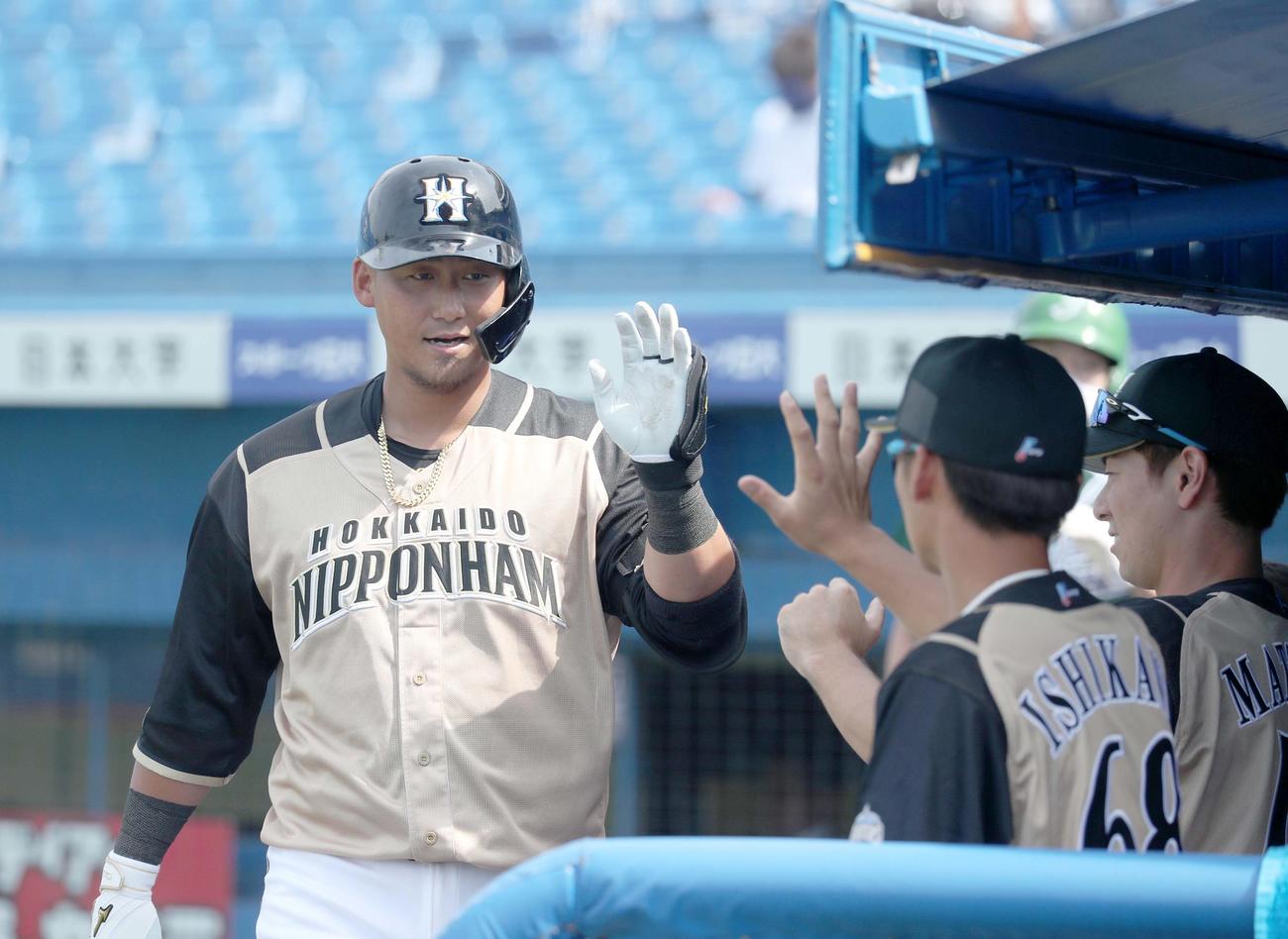 ヤクルト対日本ハム　7回表日本ハム無死一塁、中田は左越え2点本塁打を放ちチームメートに出迎えられる（撮影・佐藤翔太）