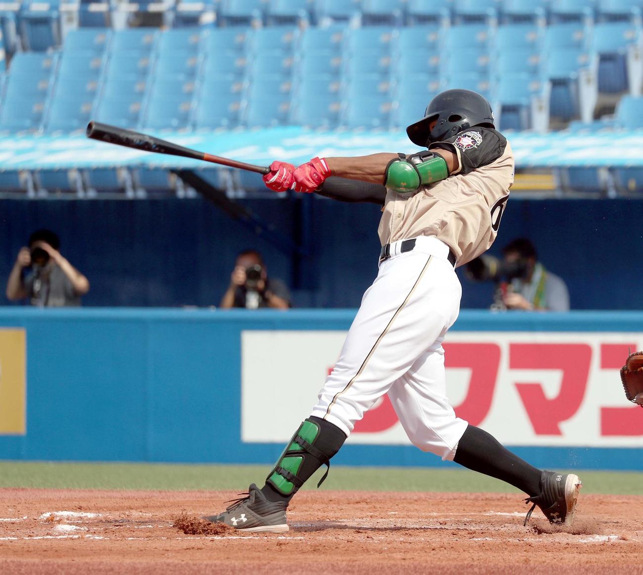 ヤクルト対日本ハム　8回表日本ハム無死、万波は中越えソロ本塁打を放つ（撮影・佐藤翔太）