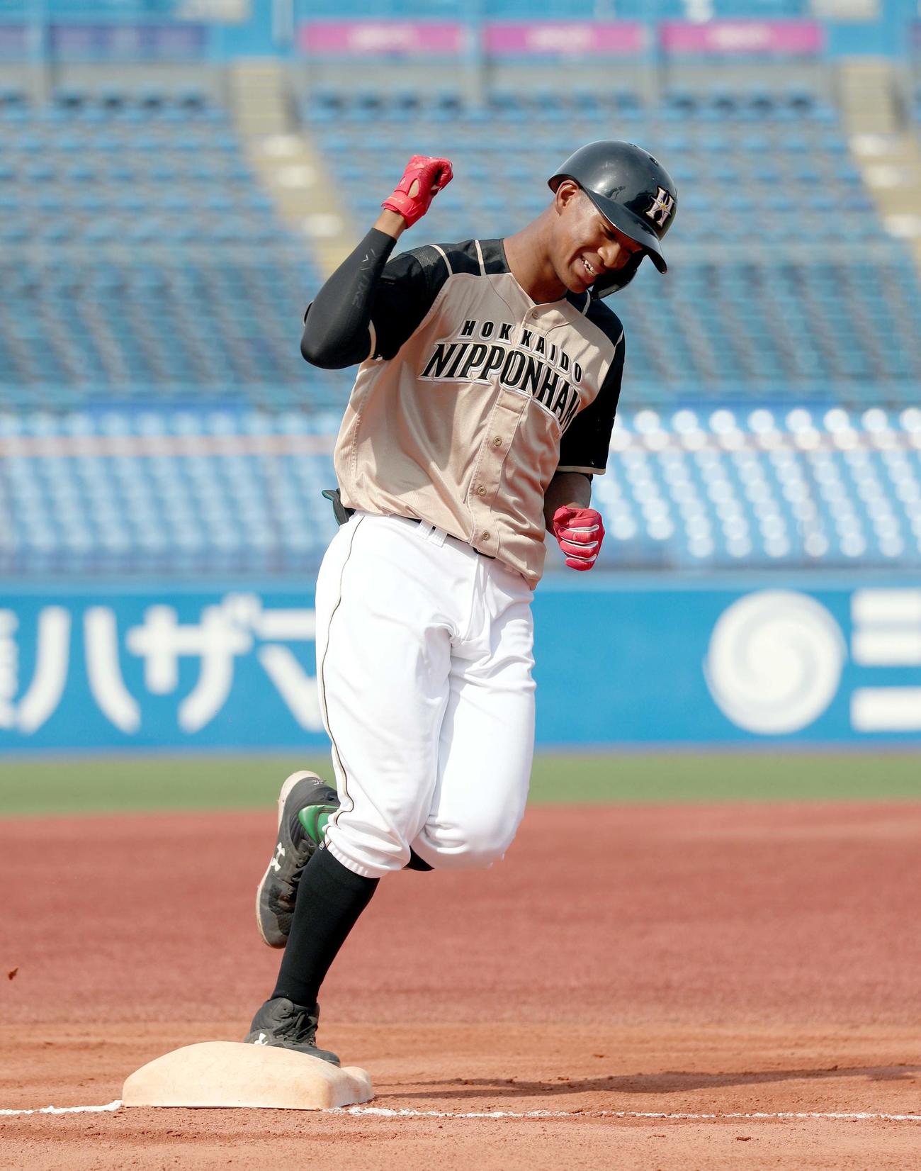 ヤクルト対日本ハム　8回表日本ハム無死、万波は中越えソロ本塁打を放ちガッツポーズをする（撮影・佐藤翔太）