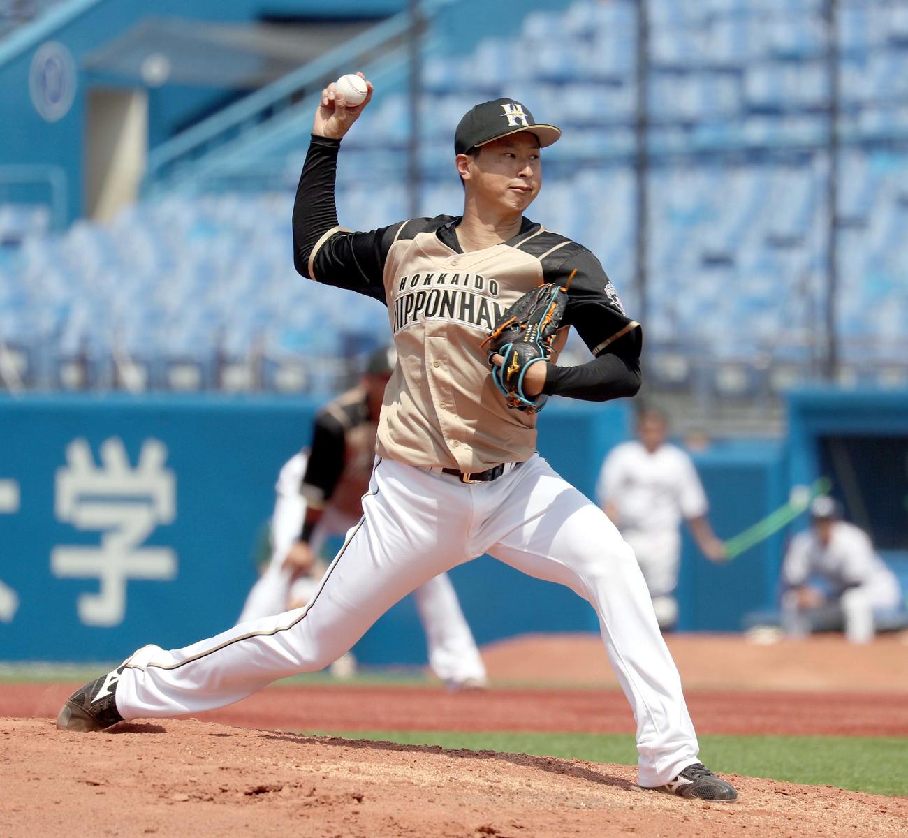 ヤクルト対日本ハム　3回から登板する日本ハム村田（撮影・佐藤翔太）