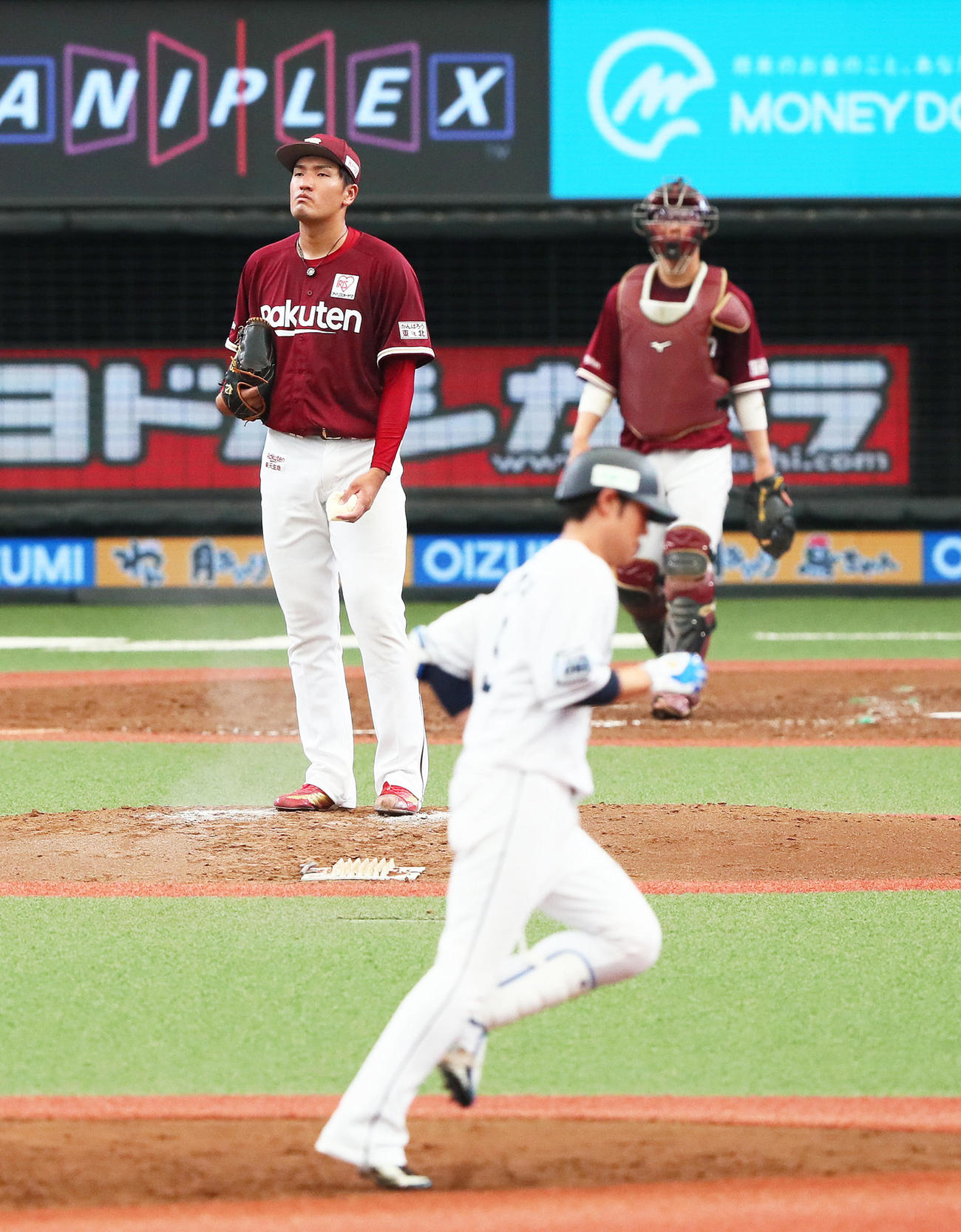 西武対楽天　4回裏西武無死、木村（手前）に中越え本塁打を浴びた弓削（左）と捕手太田（撮影・足立雅史）