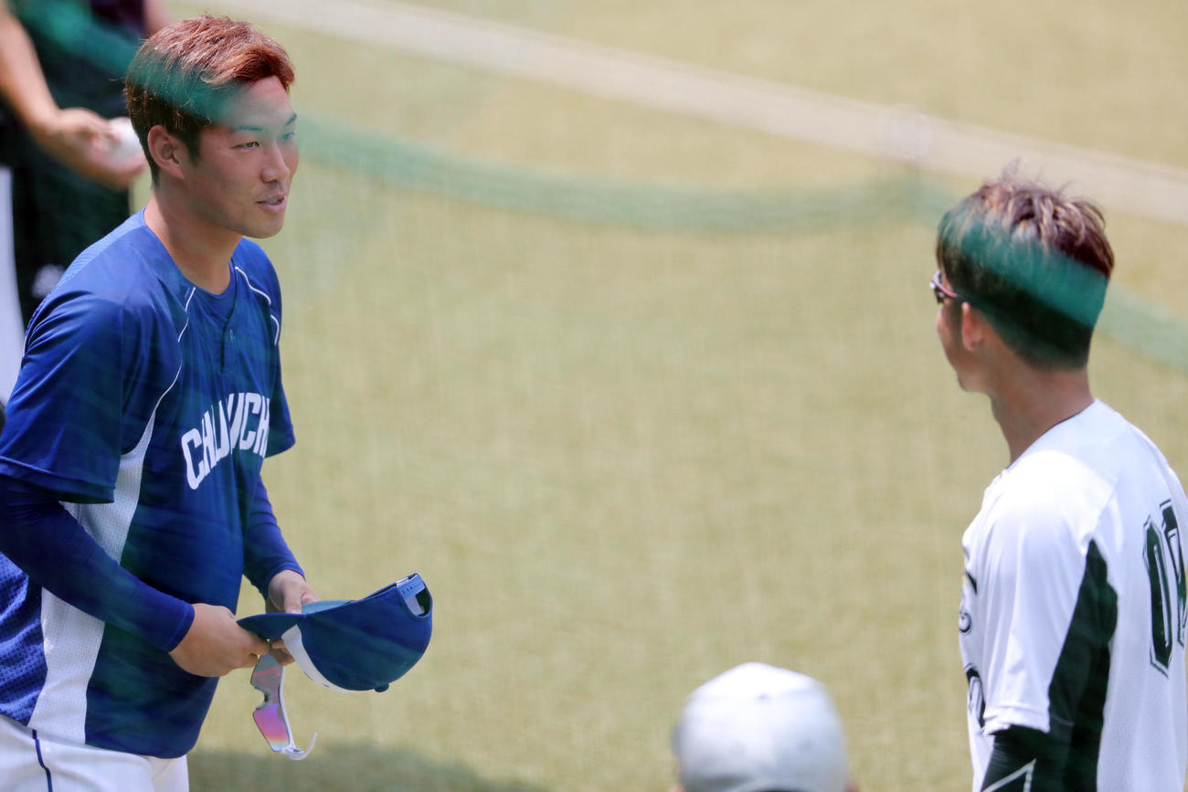 ロッテ対中日　試合前練習、打撃練習中のロッテ鳥谷（右）にあいさつする中日京田（撮影・垰建太）