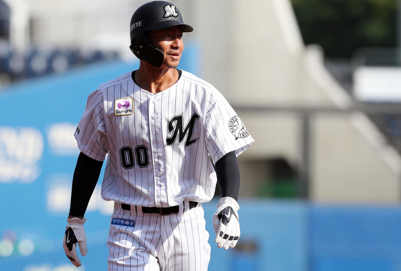 ロッテ対中日　試合終了後、9回に初安打を放ったロッテ鳥谷は笑みを浮かべながら引き揚げる（撮影・垰建太）