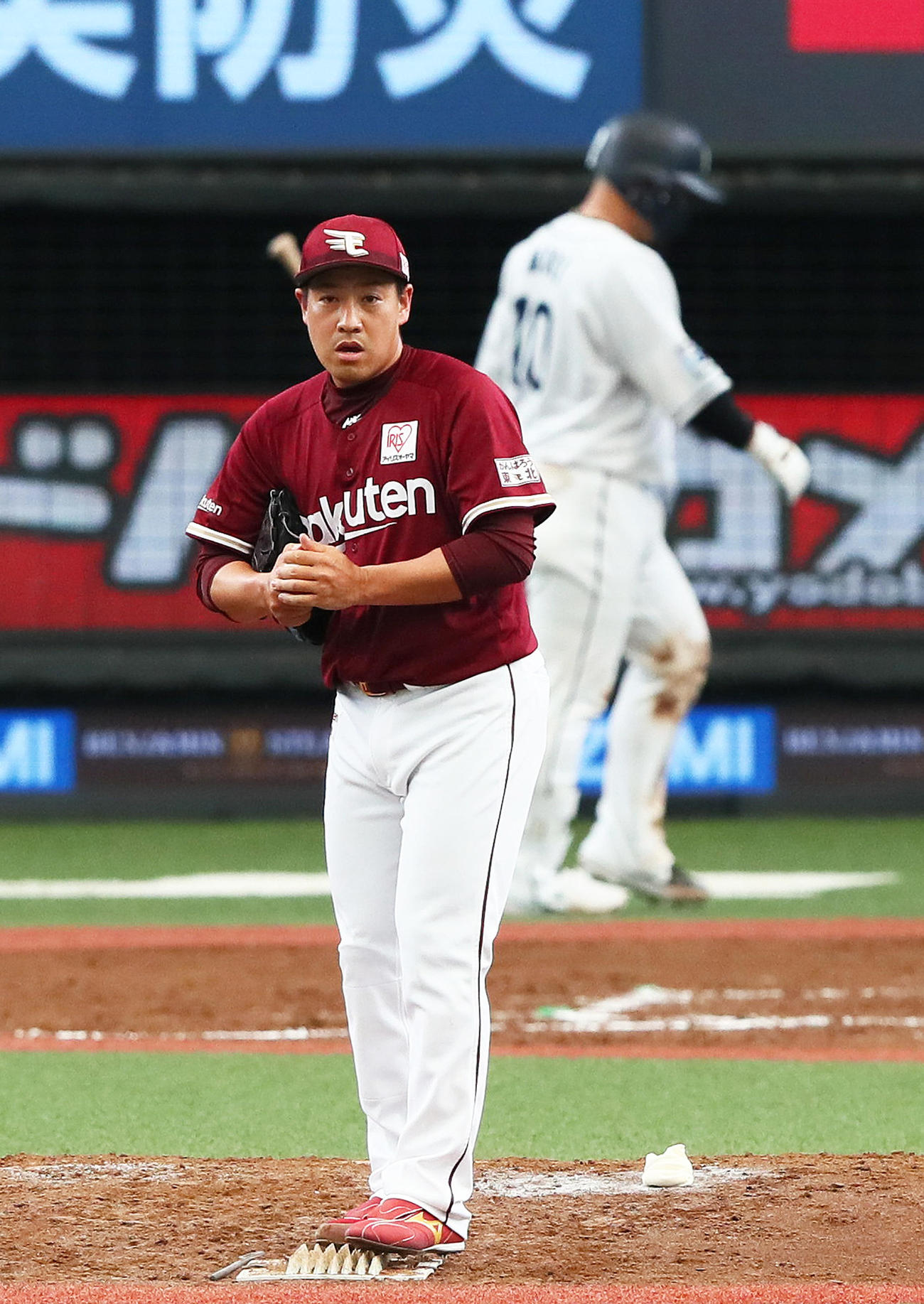 西武対楽天　8回裏西武無死、森を一ゴロに仕留める牧田（撮影・足立雅史）