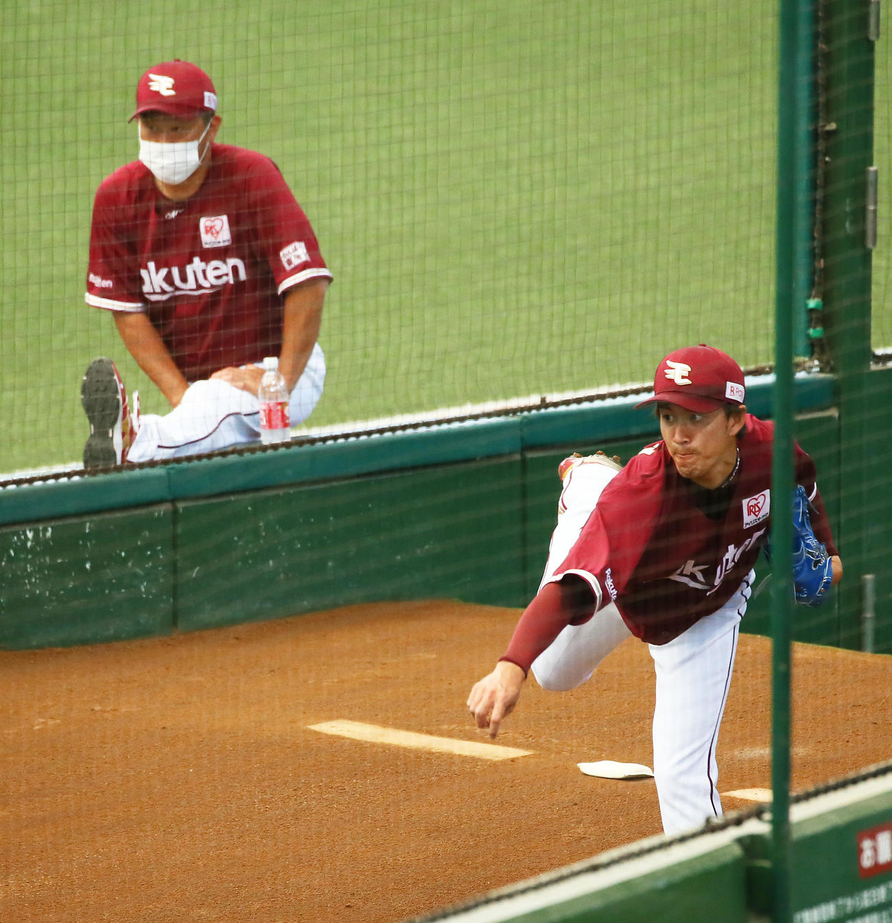 楽天三木監督（左）が見つめる中、ブルペンで投球練習する岸（撮影・足立雅史）
