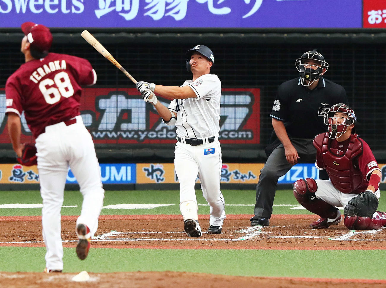 西武対楽天　7回裏西武1死一塁、右越え2点本塁打を放つ川越（撮影・足立雅史）