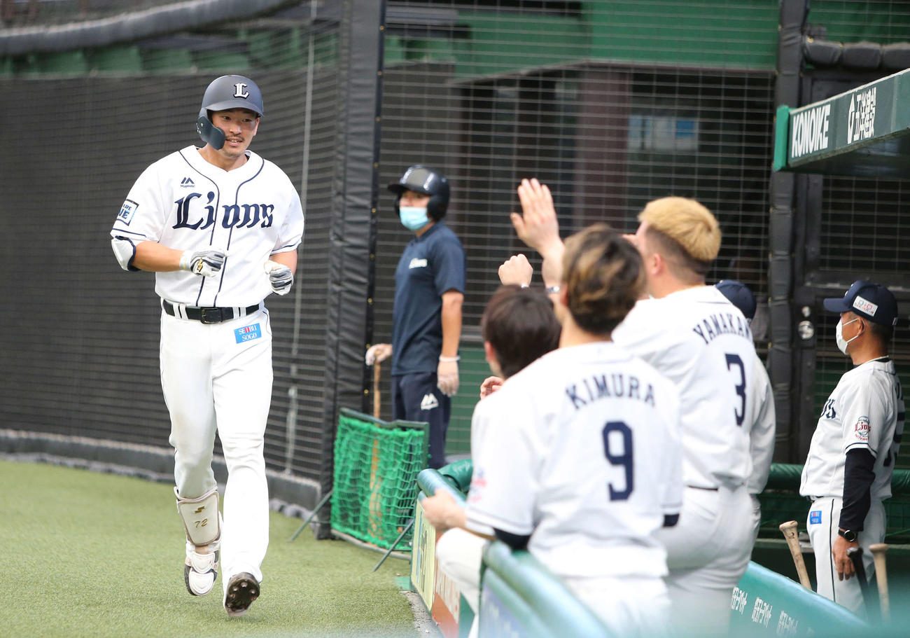 西武対楽天　7回裏西武1死一塁、川越は右中間に本塁打を放ちベンチ前で笑顔を見せる（撮影・鈴木正人）