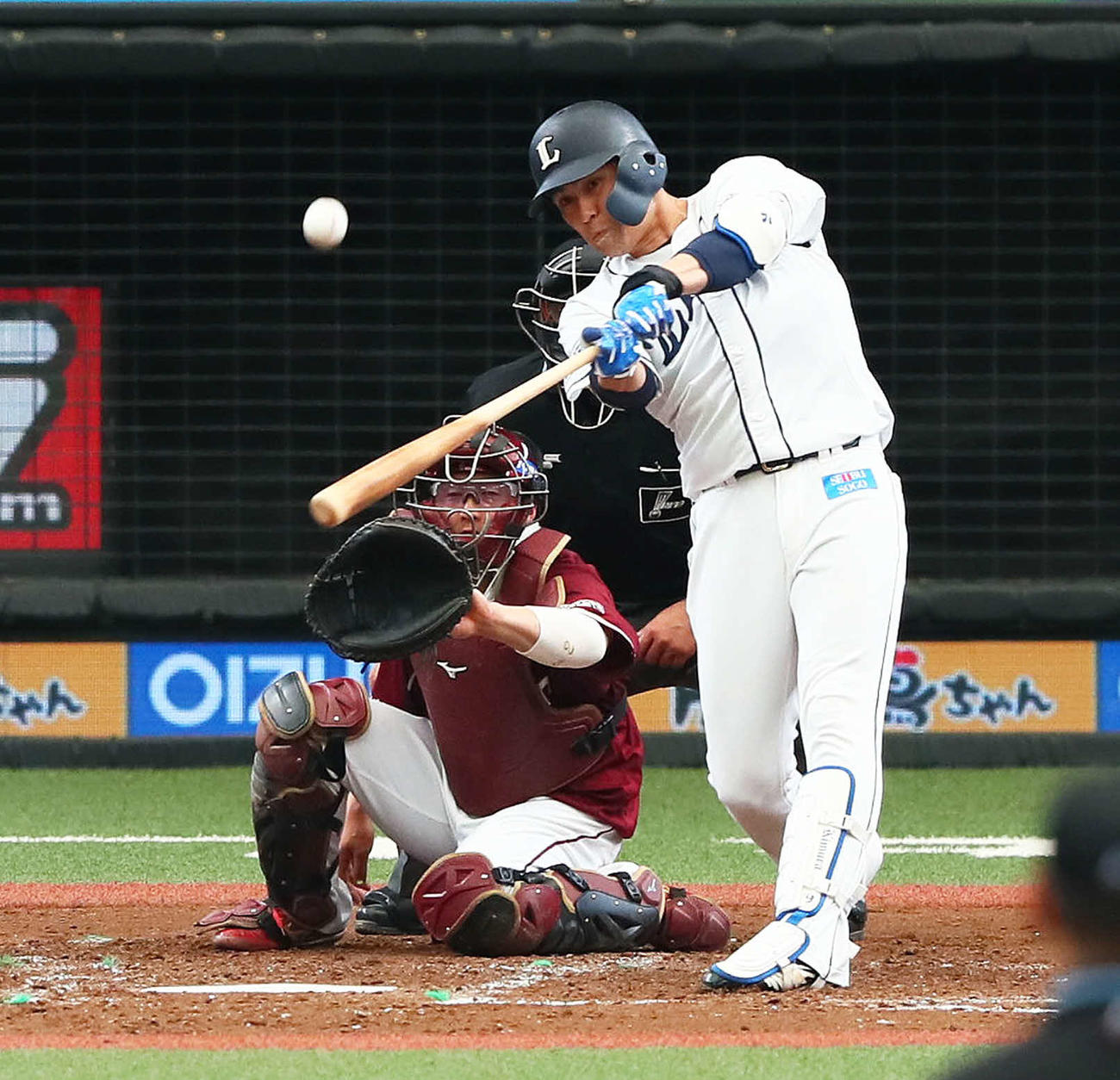 西武対楽天　4回裏西武無死、中越え本塁打を放つ木村（撮影・足立雅史）