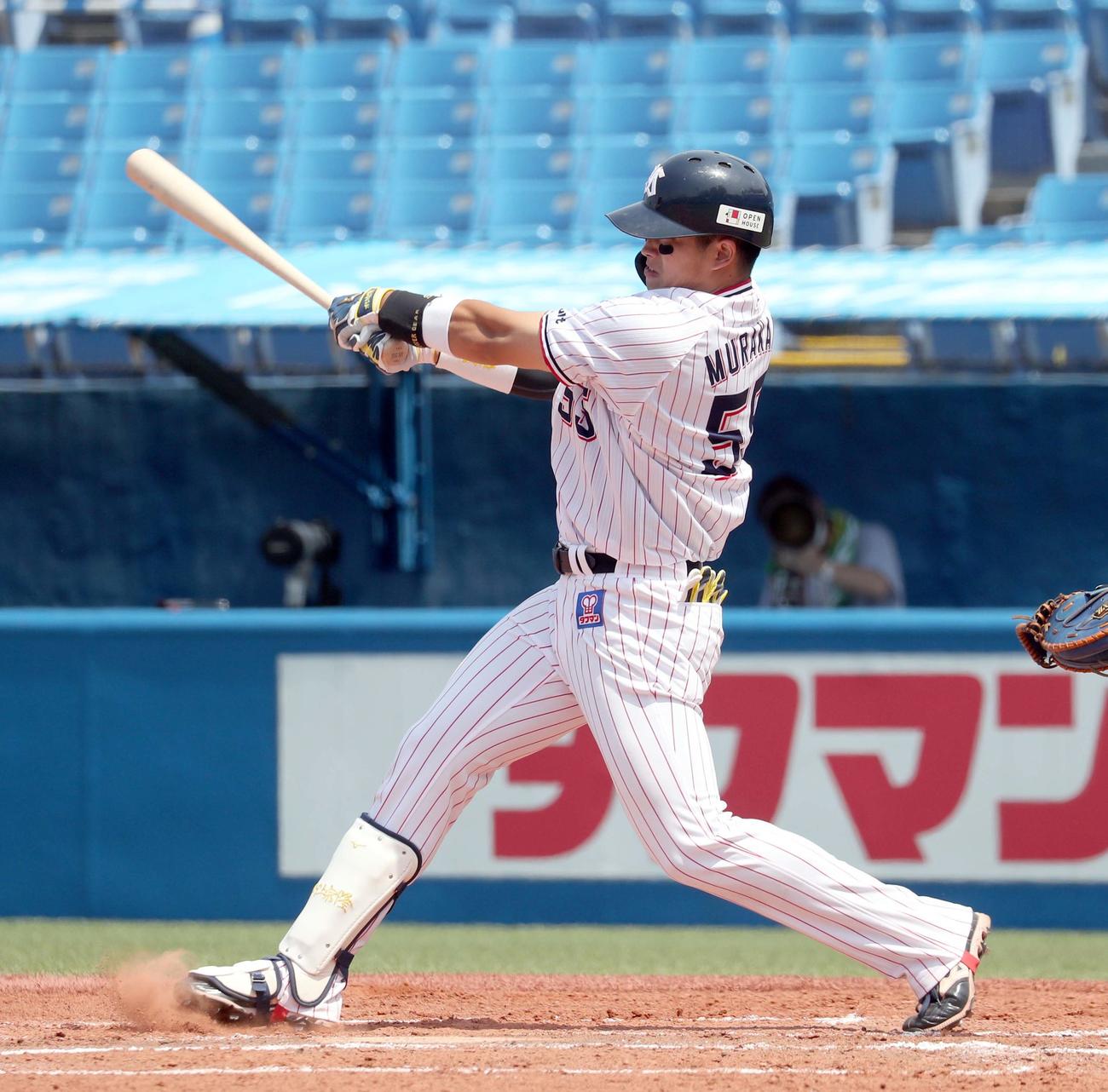 ヤクルト対日本ハム　1回裏ヤクルト1死一、三塁、村上は右越え3点本塁打を放つ（撮影・佐藤翔太）
