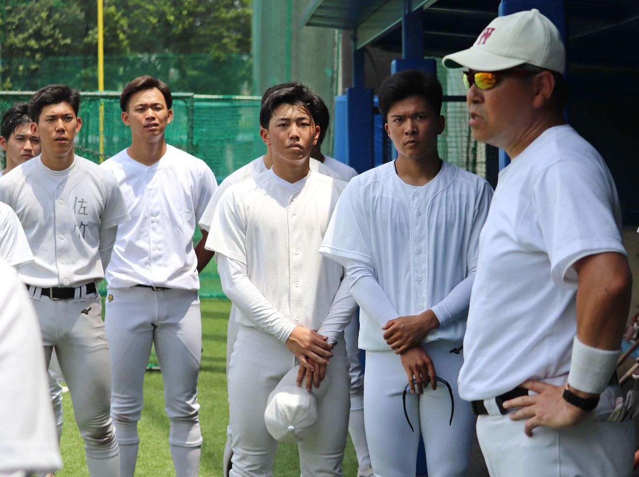 全体練習終了後、選手たちへ声をかける早大・小宮山監督（右）。同2人目は早川主将（撮影・湯本勝大）