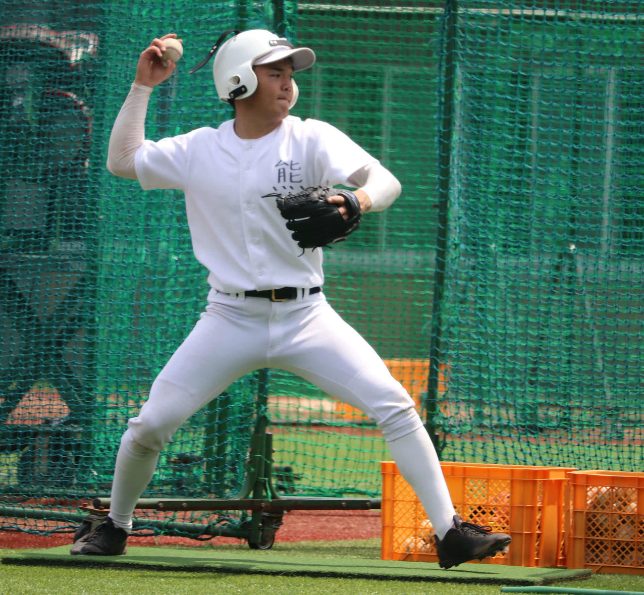 全体練習で打撃投手を務める早大・熊田任洋内野手（撮影・湯本勝大）