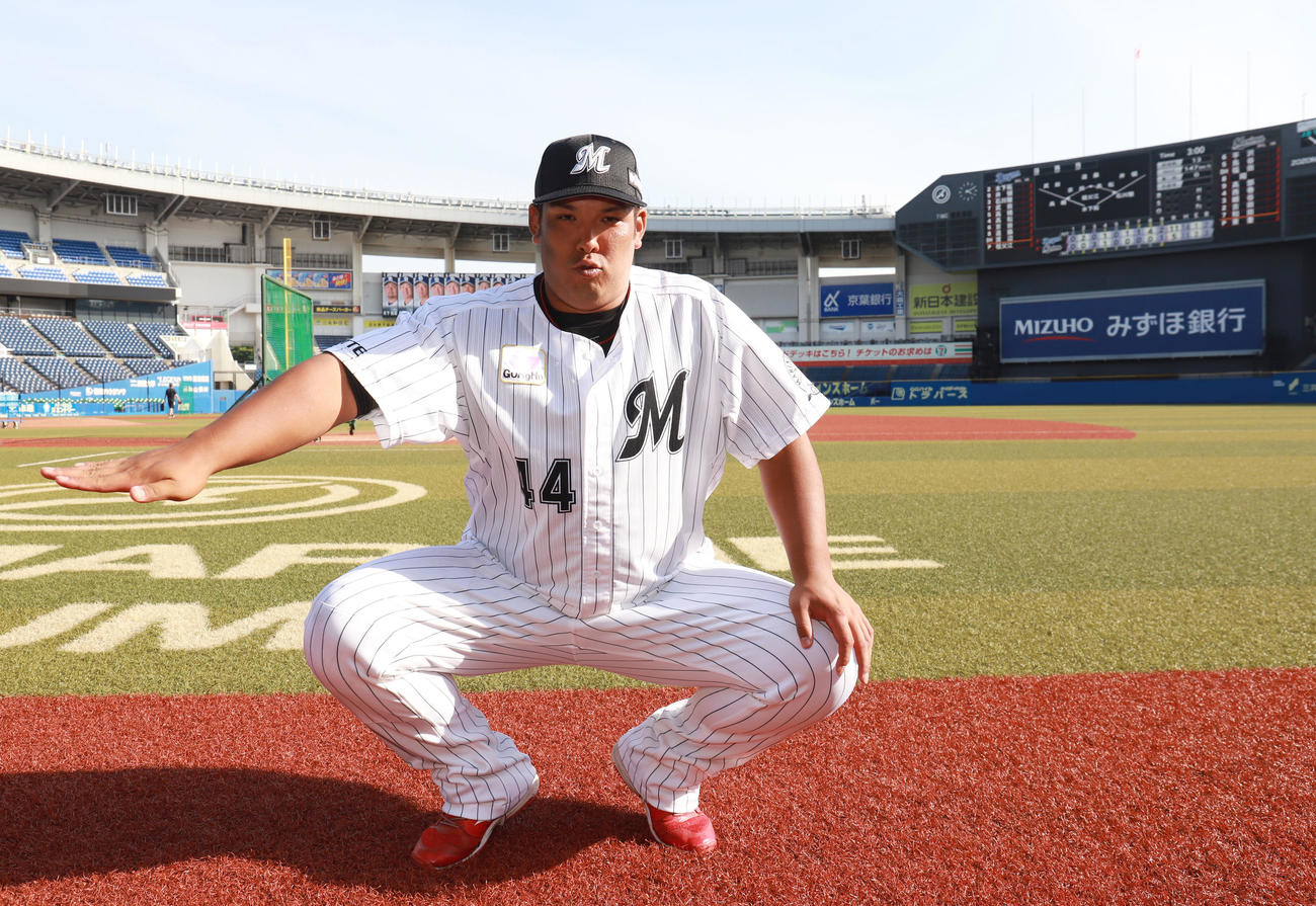 ロッテ対中日　試合後、新パフォーマンスを披露するロッテ井上（撮影・垰建太）