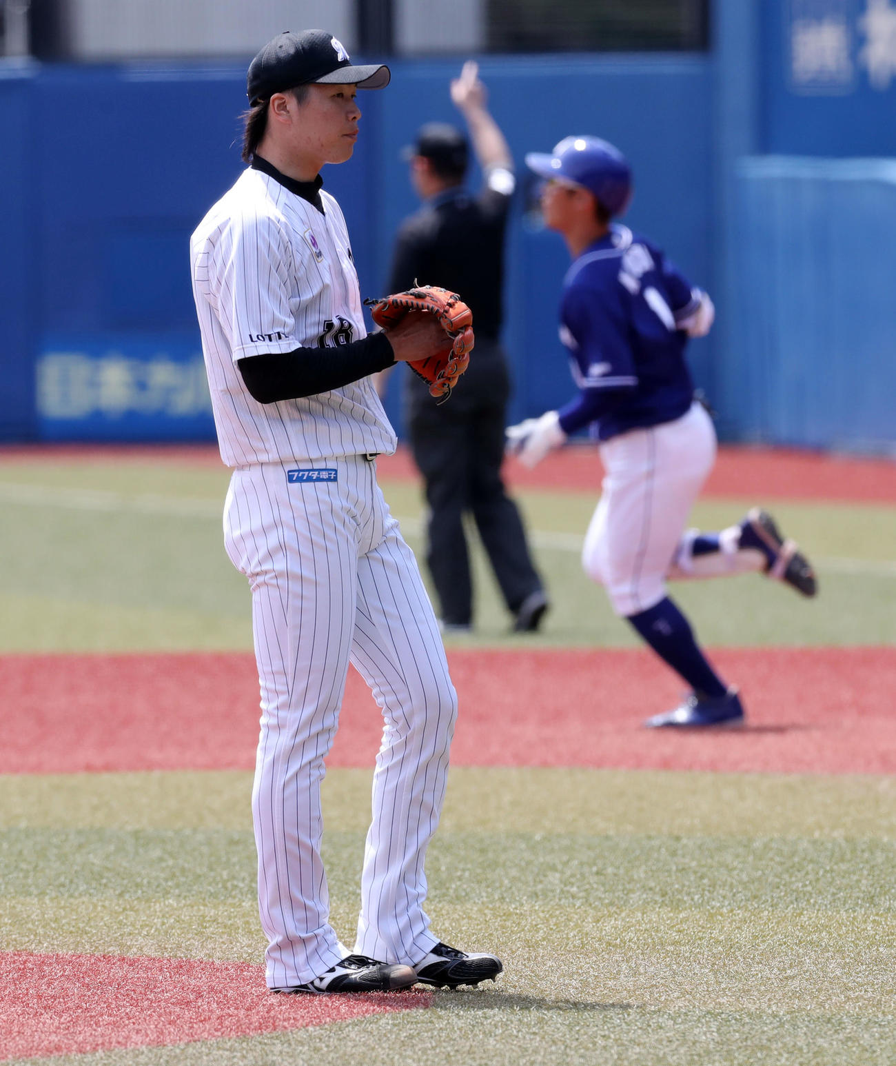 ロッテ対中日　2回表中日2死一塁、京田（右）に先制の2点本塁打を浴びる二木（撮影・垰建太）