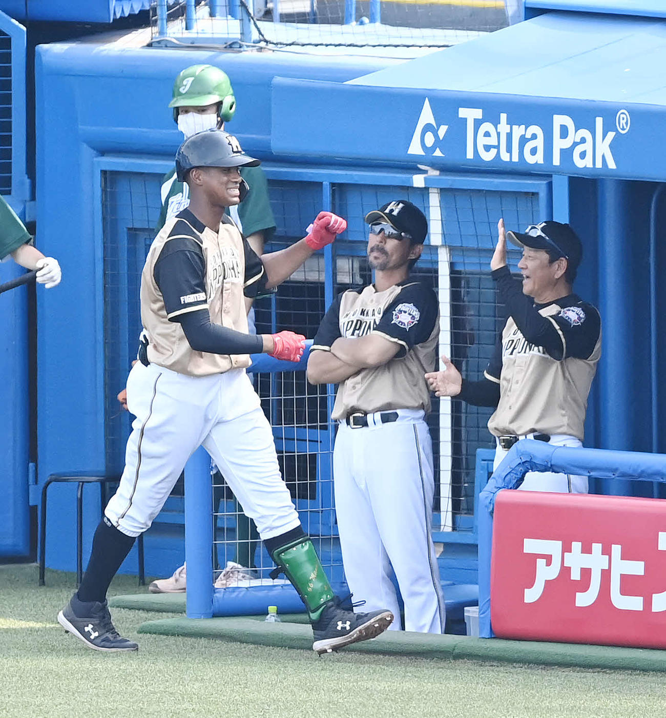 ヤクルト対日本ハム　8回表日本ハム無死、中越えソロ本塁打の万波（左）は栗山監督（右）とエアタッチ（撮影・鈴木みどり）