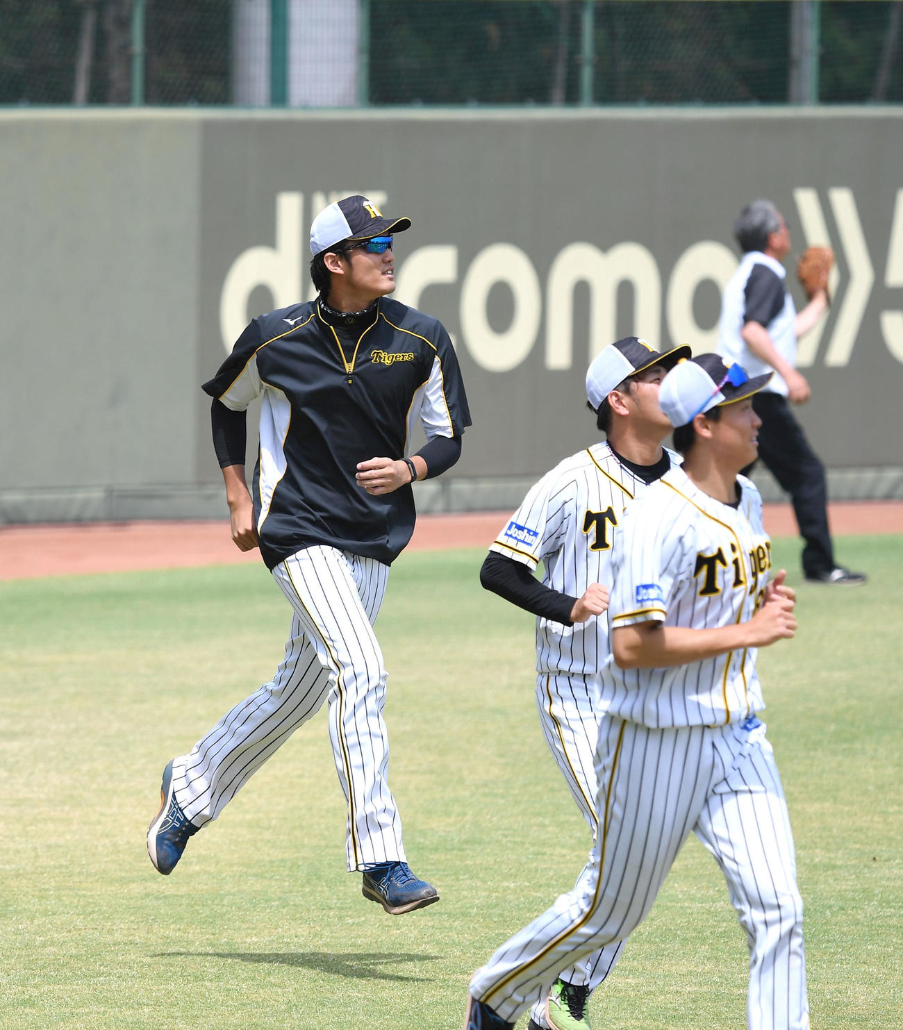 外野を走って移動する藤浪（代表撮影）
