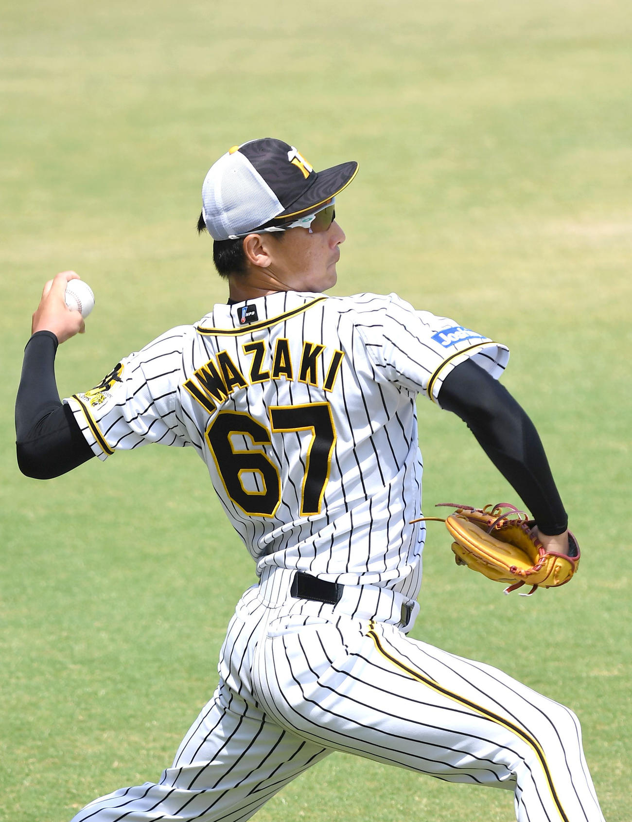 遠投を行う岩崎（代表撮影）