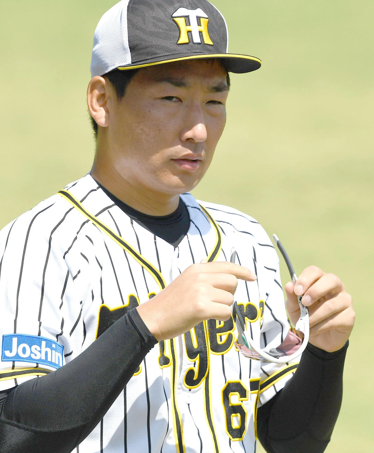 サングラスを手にする岩崎（代表撮影）