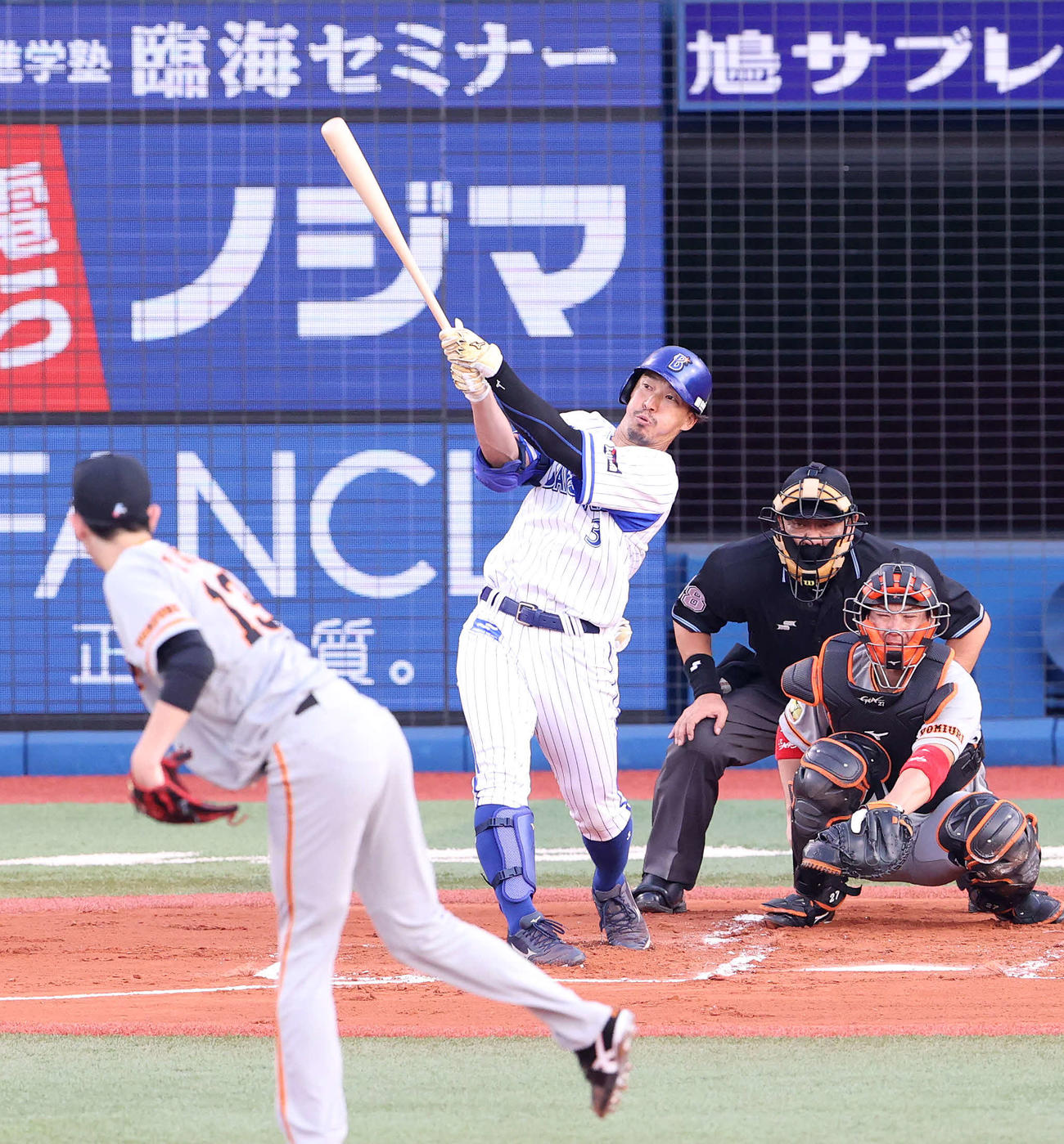 DeNA対巨人　1回裏DeNA無死、先制ソロ本塁打を右越えに放つ梶谷（撮影・江口和貴）