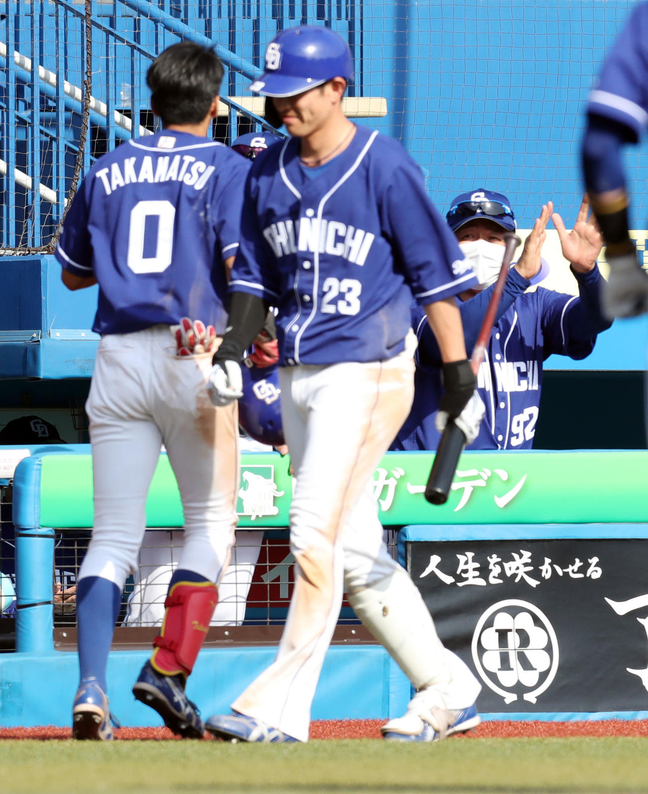 ロッテ対中日　9回表中日2死二塁、ランニング本塁打を放った高松（0番）を嬉しそうにエアータッチで出迎える与田監督（右）（撮影・垰建太）